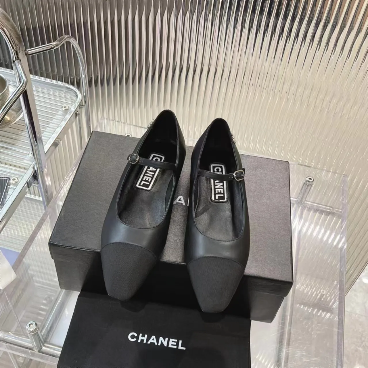 👟👟Ex-factory price 520👟👟 (Top version) CHANEL 24P early spring new trapezoidal toe high-heeled shoes, high version of one-strap, pointed square toe, color-blocked Mary Jane shoes, Xiaoxiang𝐂's two most popular shoes this year are these small silver shoes and big-toe shoes. It is difficult to find these shoes in the counter. It breaks the conventional pointed square toe design and gives people a refreshing feeling. I thought it was good-looking. Only when you put it on your feet will you know how easy it is to wear. It is really special and fashionable. The side rhinestones 𝐋𝐨𝐠𝐨 are very eye-catching. The smooth shoe shape is full of high-end feeling. I can think of countless outfits at the moment. Upper: imported cowhide/metallic film grain leather. Foot pad: sheepskin. Lining: sheepskin. Sole: Italian genuine leather outsole. Heel height: 1cm. Color: white/silver/black/pink. 4 colors size: 35-40 (41 made to order, non-refundable and non-exchangeable)